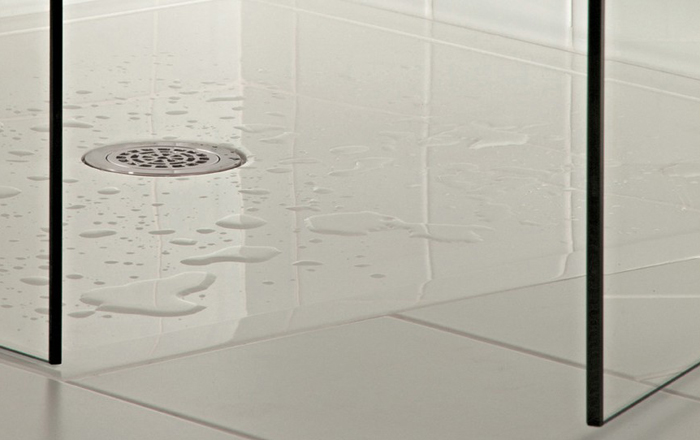 Wet shower tray with a possible leak